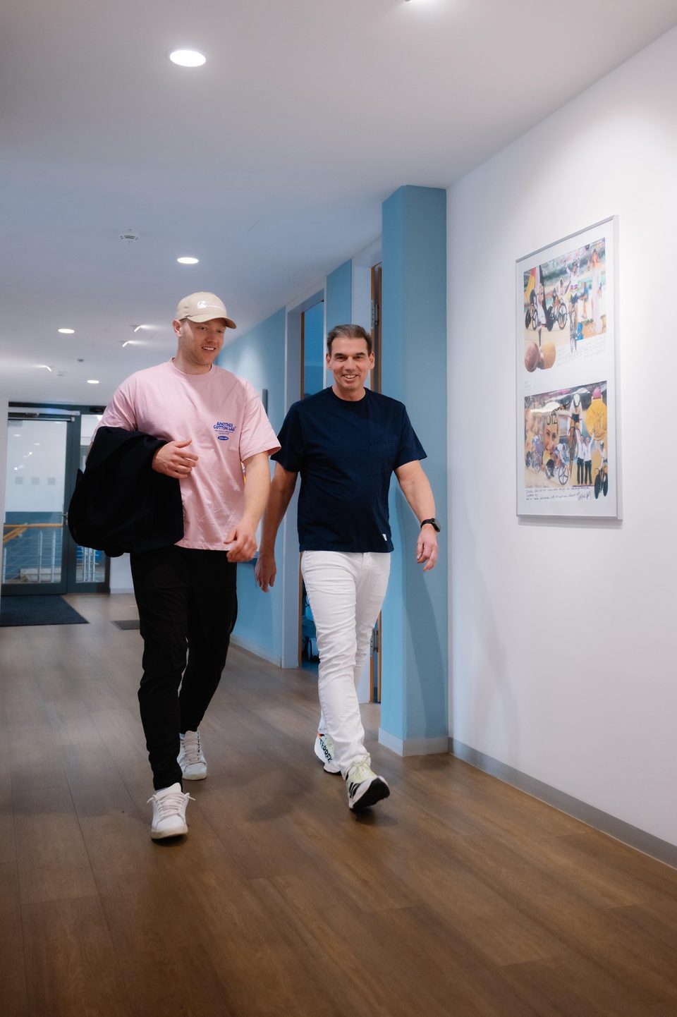 Dr. Lutz im Gespräch mit einem Sportler in der Praxis