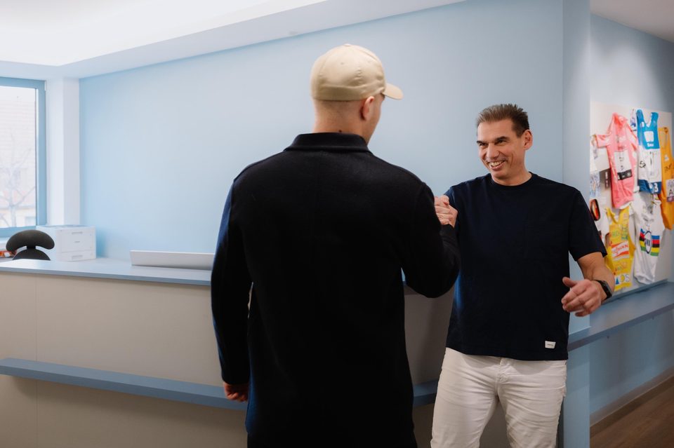 Dr. Lutz und ein Patient in den Praxisräumen