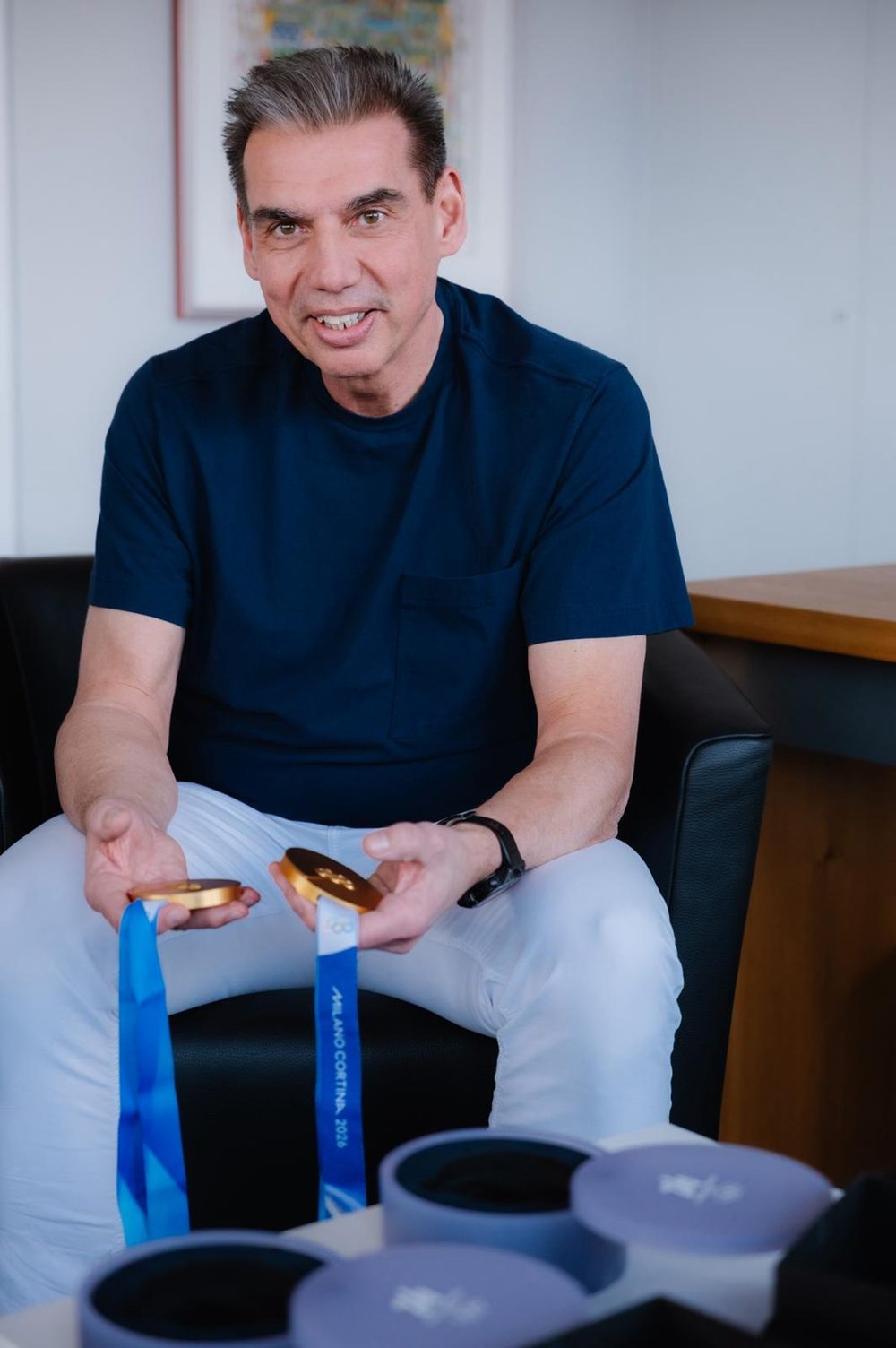 Dr. med. Gerald Lutz mit den Goldmedaillen von Milano Cortina 2026